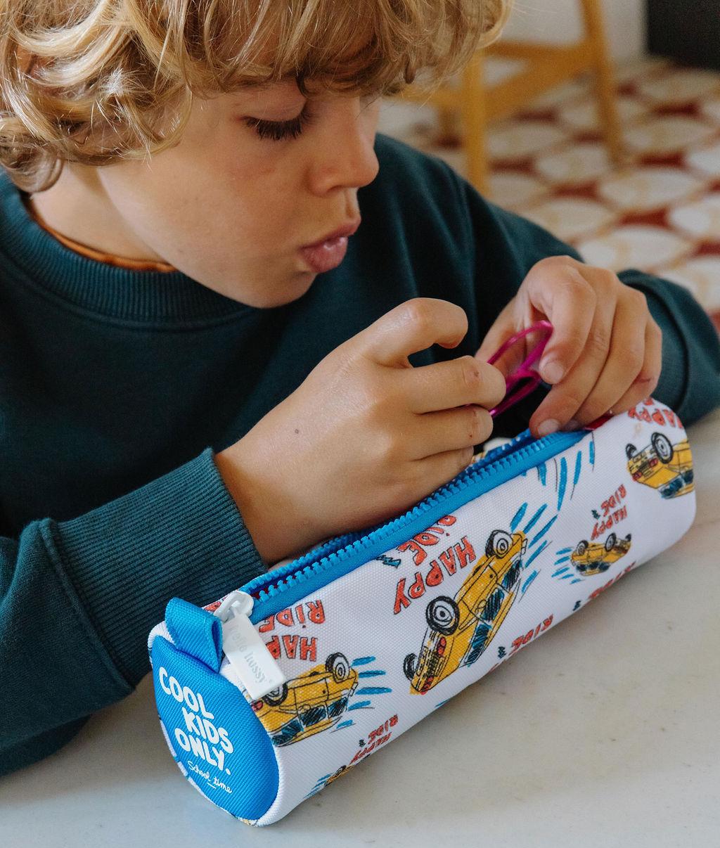 Estojo escolar infantil branco com padrão de carros, fecho azul Hello Hossy