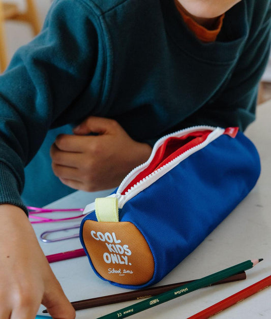 Estojo escolar infantil azul com abertura de fecho éclair e inscrição Cool Kids Only Hello Hossy