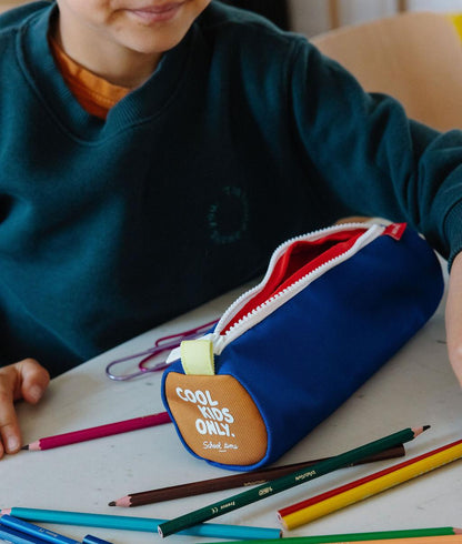 Estojo escolar infantil azul e amarelo, fecho branco, texto bordado Hello Hossy