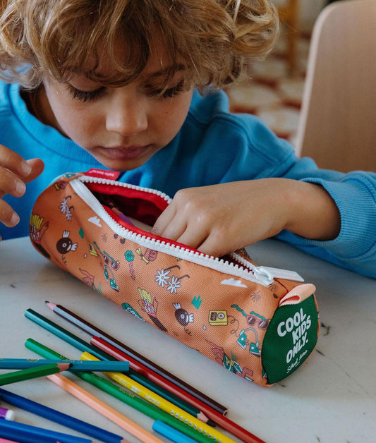 Estojo escolar infantil castanho com padrão de música e detalhe de texto verde Hello Hossy