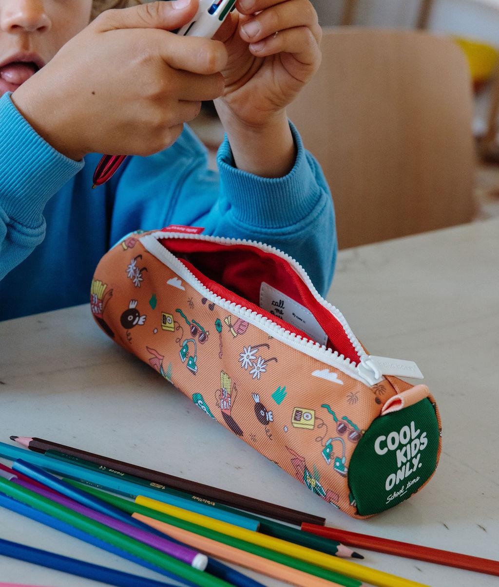 Estojo escolar infantil castanho com padrão de música e inscrição branca Hello Hossy
