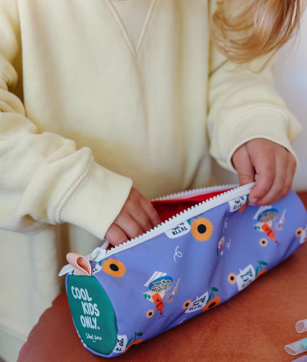 Estojo escolar infantil violeta com padrão de flores e bolso com fecho Hello Hossy