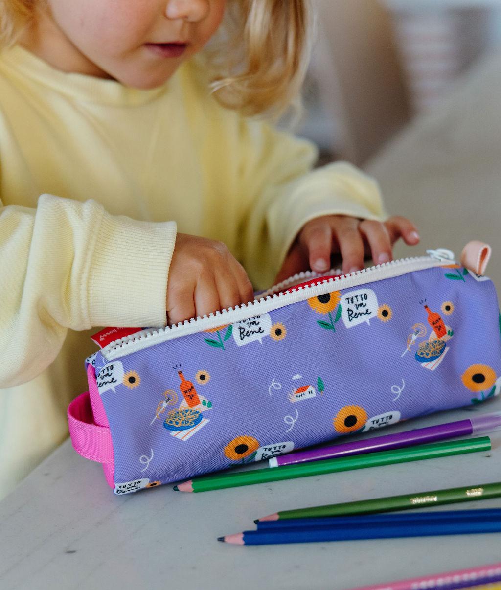 Estojo escolar infantil violeta com padrão de flores laranja Hello Hossy