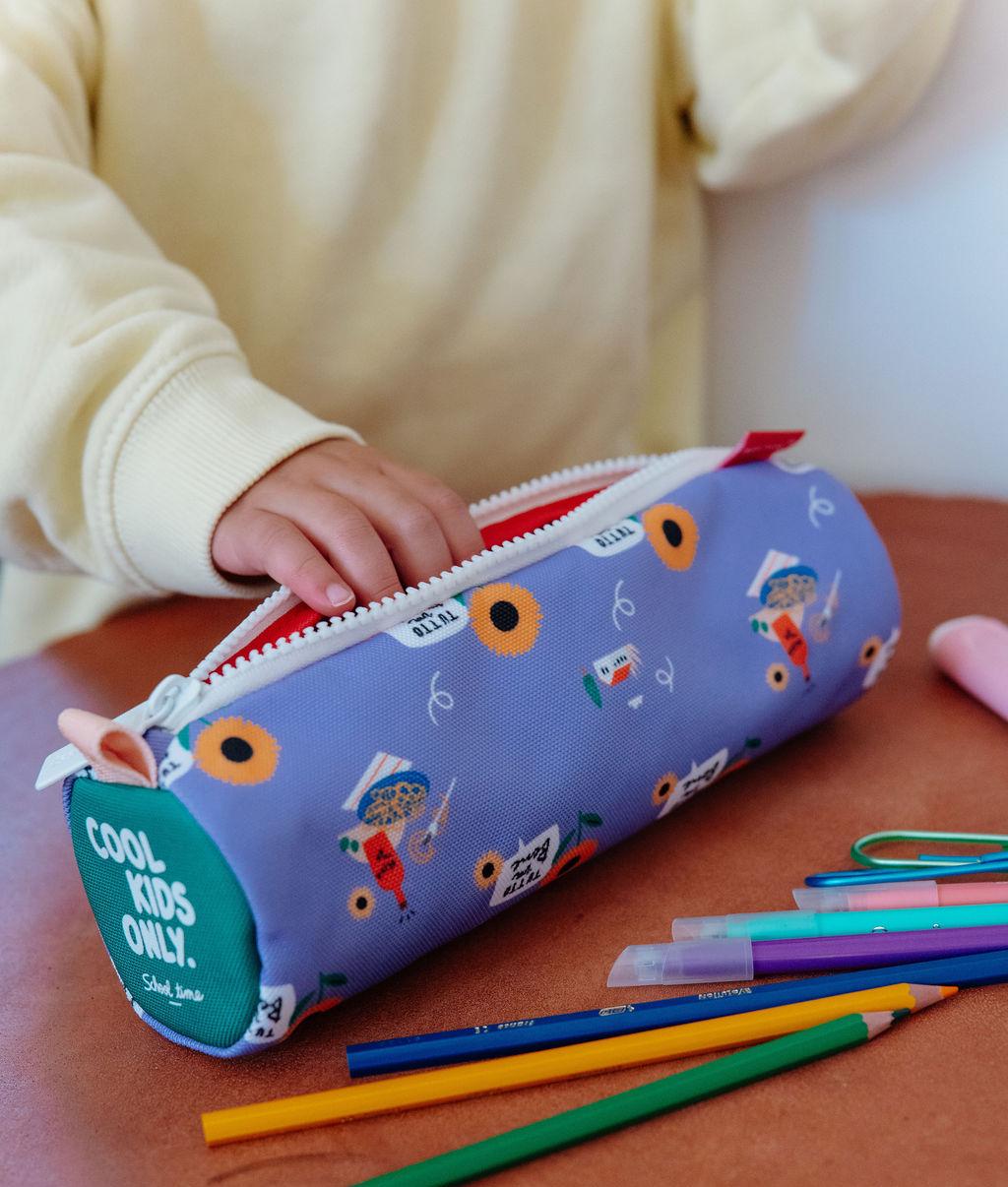 Estojo escolar infantil violeta com padrão de flores e fecho branco, Hello Hossy