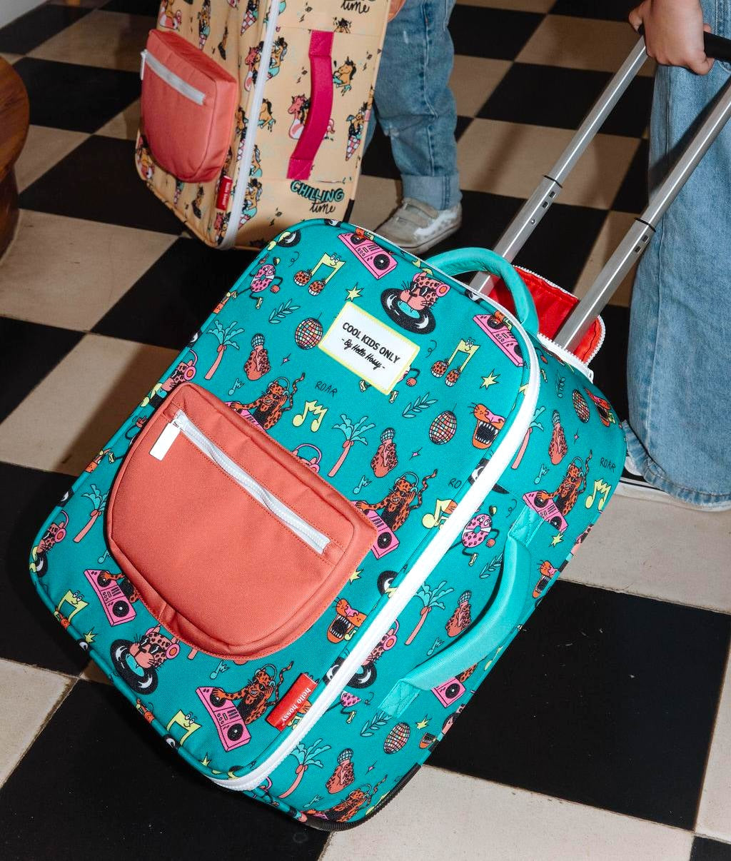 mala de viagem infantil verde e coral, estampado de música e animais, bolso frontal Hello Hossy