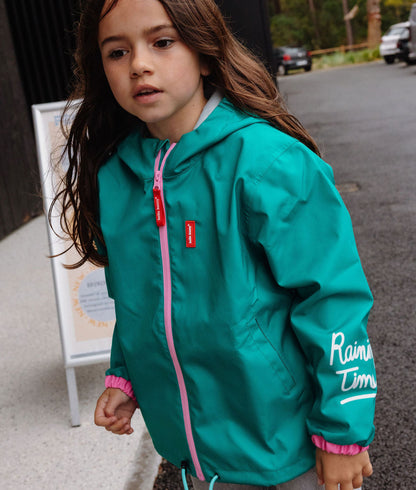 Menina a usar o casaco de chuva impermeável com capuz Ali – vista de 3/4 – Hello Hossy