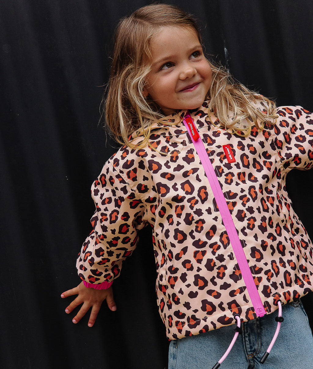 Casaco de inverno infantil com estampado leopard castanho preto e fecho rosa Hello Hossy