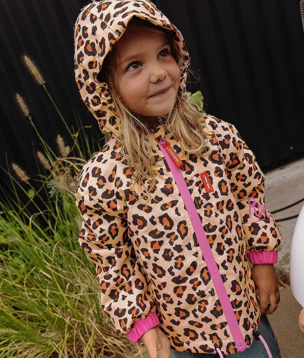 Casaco de inverno infantil com padrão leopard castanho e preto, fecho rosa Hello Hossy