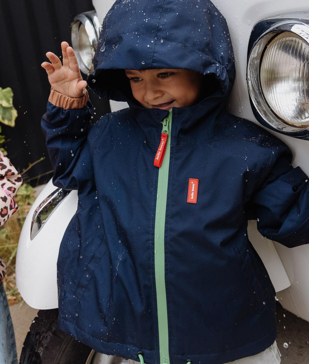 Casaco infantil azul marine com capuz impermeável e fecho verde Hello Hossy