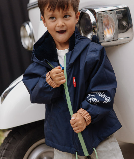 Casaco de inverno infantil azul marine com capuz, mangas elásticas, detalhes laranja e verde Hello Hossy