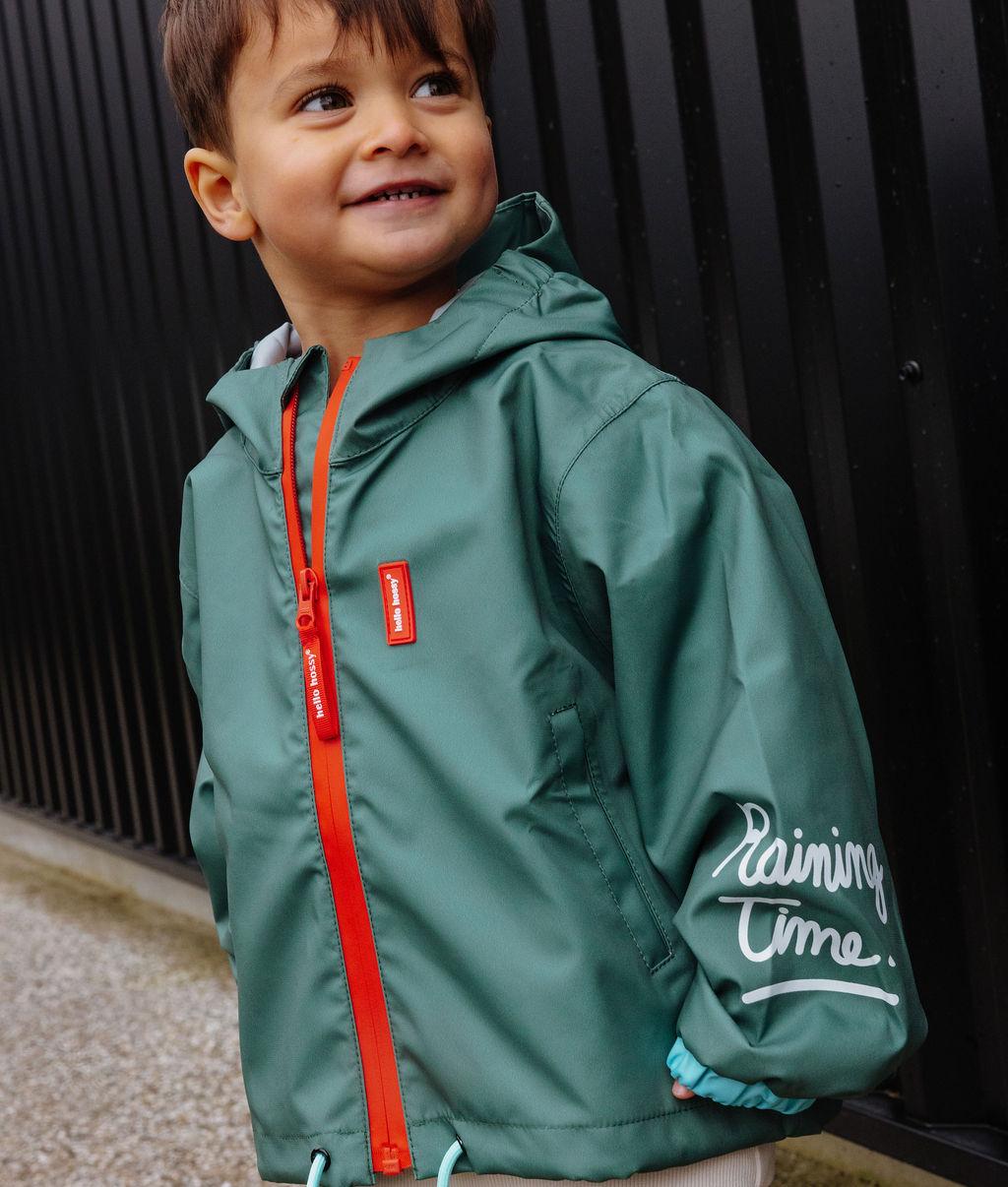 Casaco de chuva impermeável com capuz Captain usado por um menino - vista de 3/4 - foto lifestyle - Hello Hossy