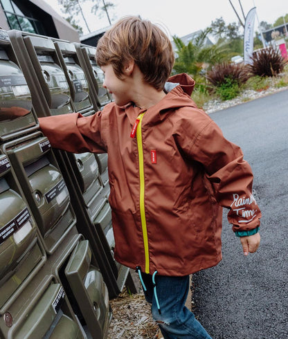 Casaco de chuva impermeável com capuz Peanut usado por um menino - vista de 3/4 - foto lifestyle - Hello Hossy
