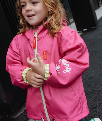 Casaco de chuva impermeável com capuz Pitaya usado por uma menina - vista de 3/4 - foto lifestyle - Hello Hossy