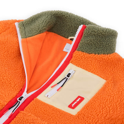 Casaco polar infantil laranja e bege, gola verde, bolsos com fecho Hello Hossy