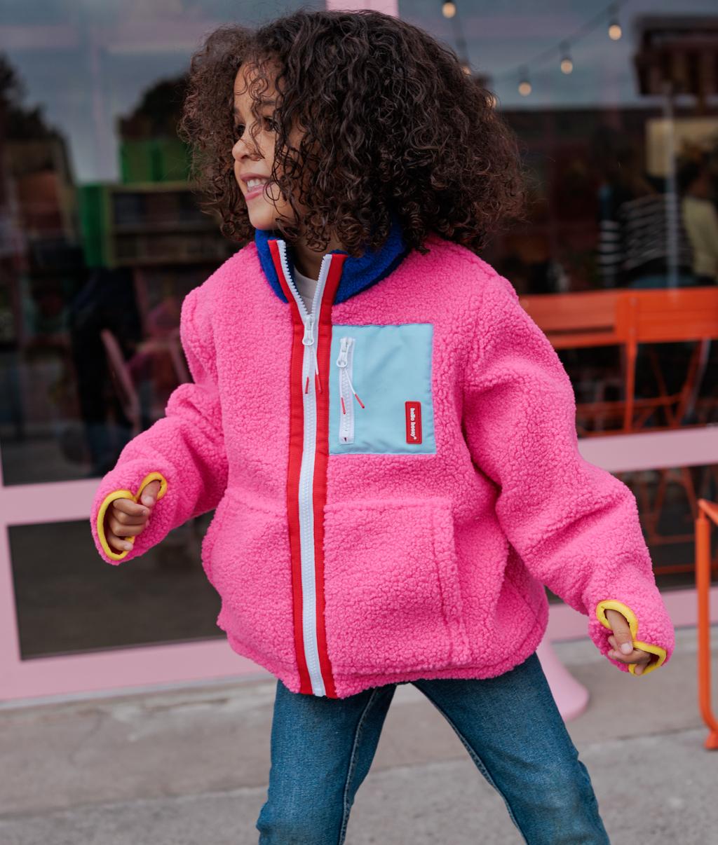 Casaco polar infantil fuchsia com bolso azul e gola azul Hello Hossy