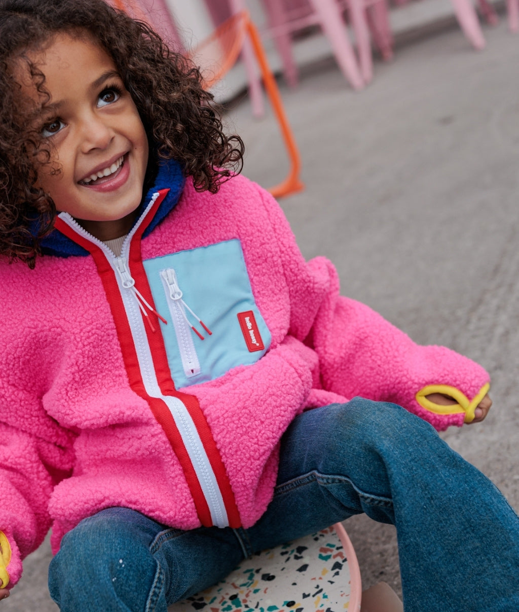 Casaco polar infantil fuchsia, bolso azul com fecho e detalhe vermelho Hello Hossy