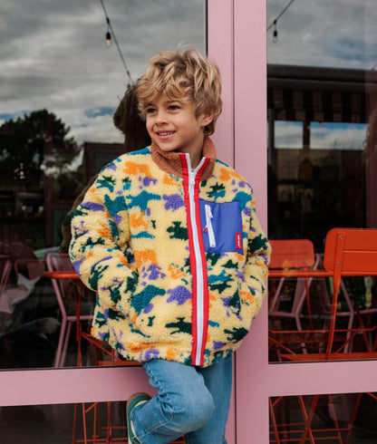 Casaco polar infantil com estampado camouflage colorido e bolso azul Hello Hossy