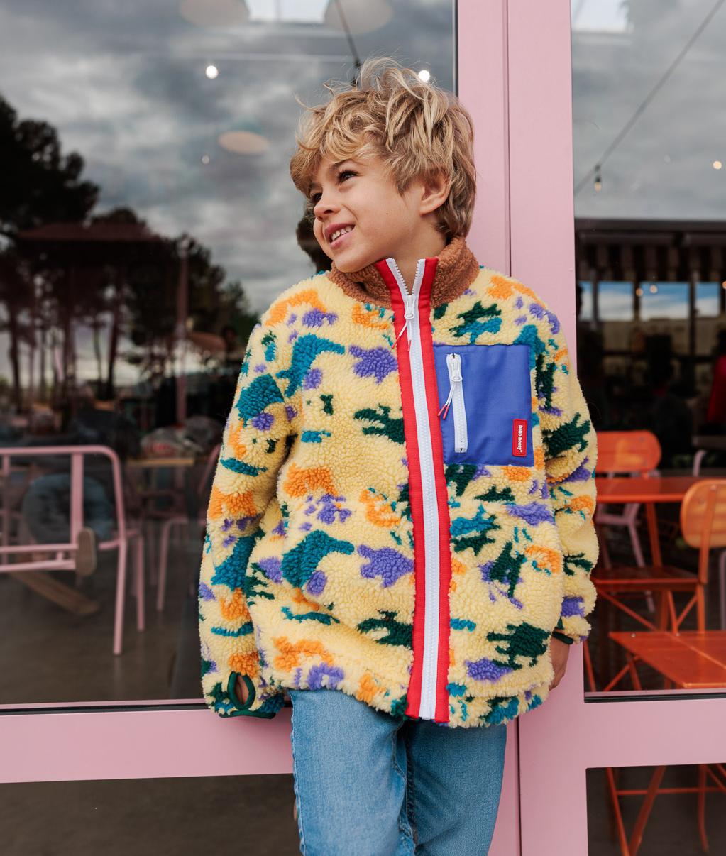 Casaco polar infantil amarelo e violeta com estampado camouflage e bolso frontal com fecho Hello Hossy