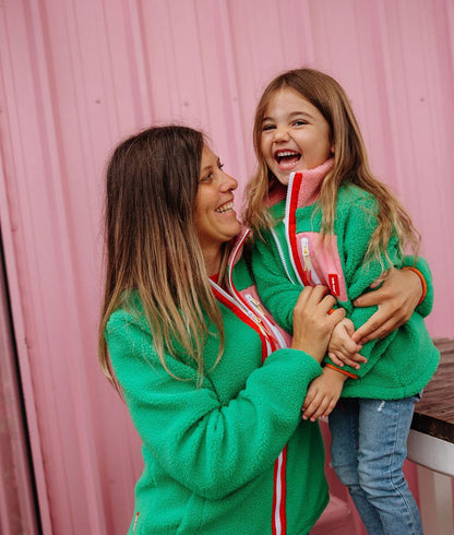 Casaco polar bicolor rosa e verde usado por uma criança e a sua mãe Hello Hossy