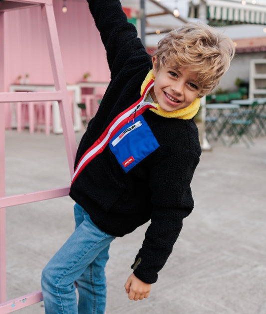Casaco polar infantil preto com gola amarela e bolso azul Hello Hossy