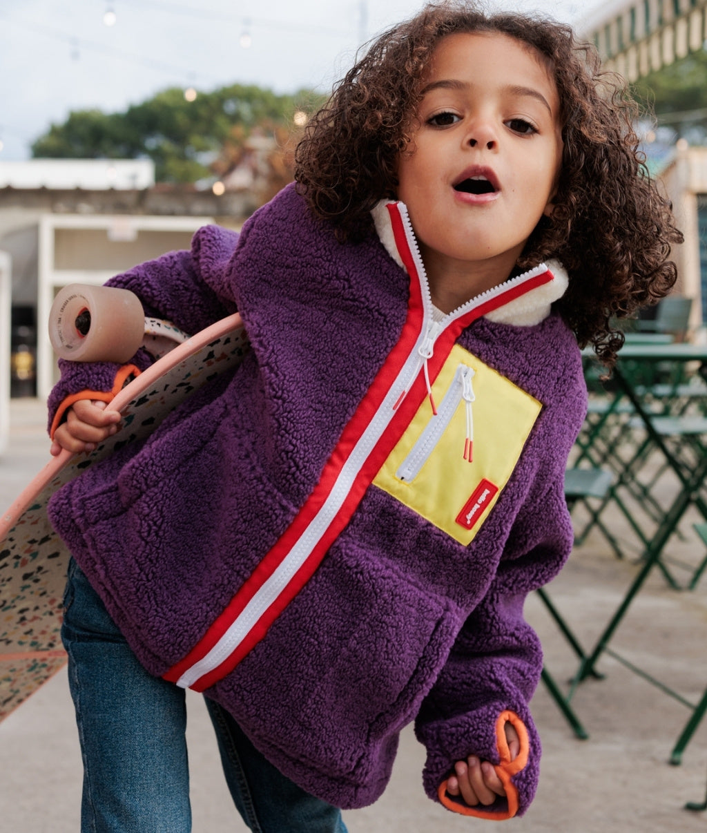Casaco polar infantil prune, bolso amarelo, fecho vermelho, rebordos laranja Hello Hossy