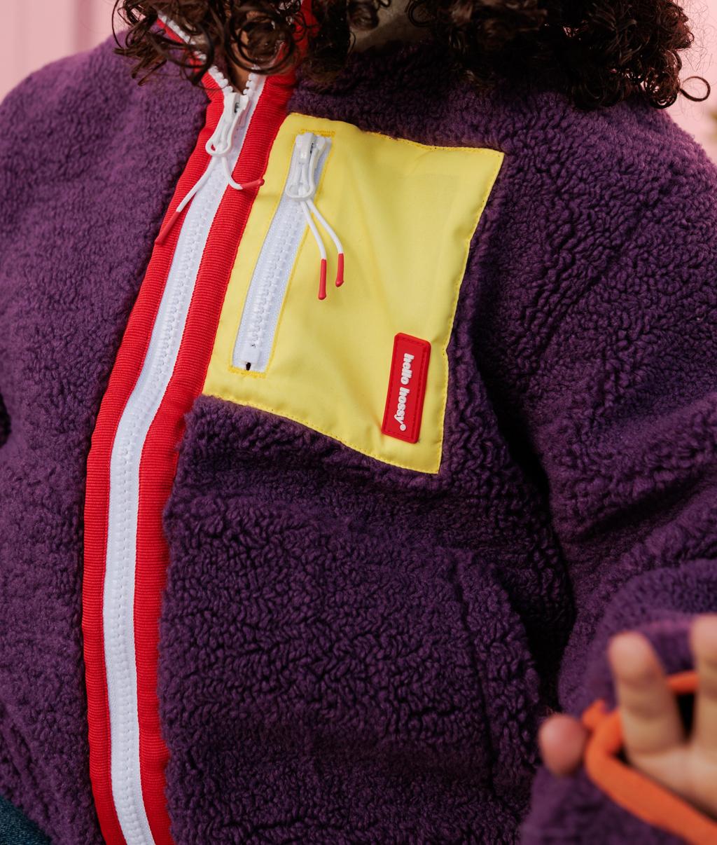 Casaco polar infantil prune, bolso amarelo, fecho branco Hello Hossy