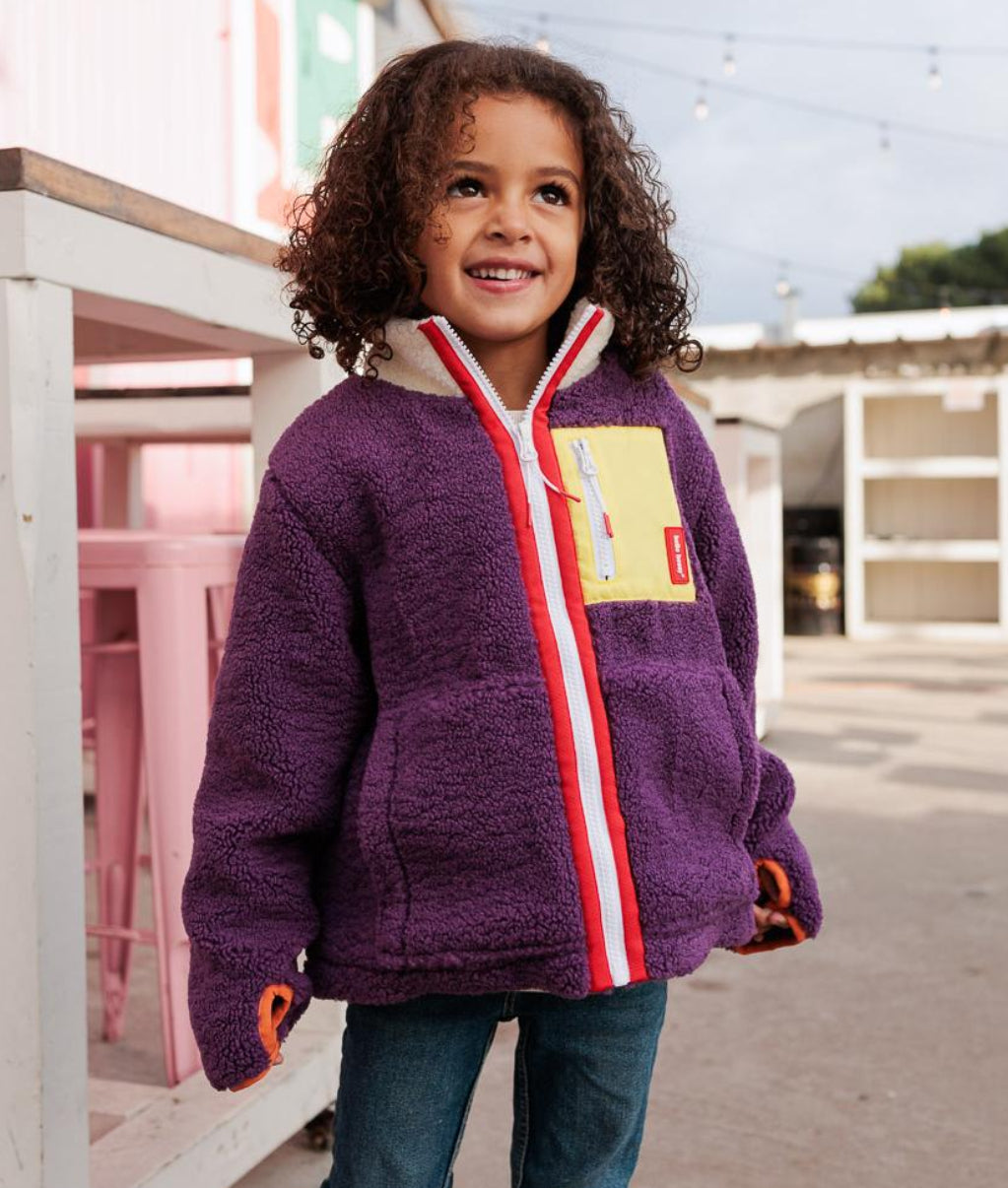 Casaco polar infantil prune com bolso amarelo e fecho vermelho Hello Hossy
