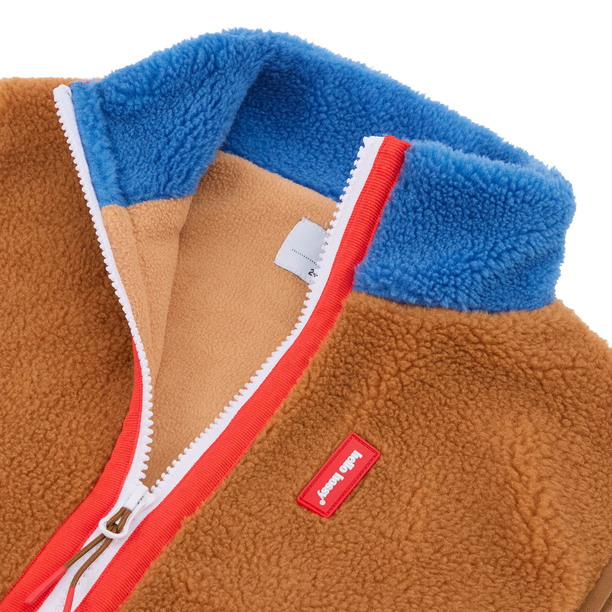 Colete polar infantil Camel com gola azul e fecho vermelho Hello Hossy