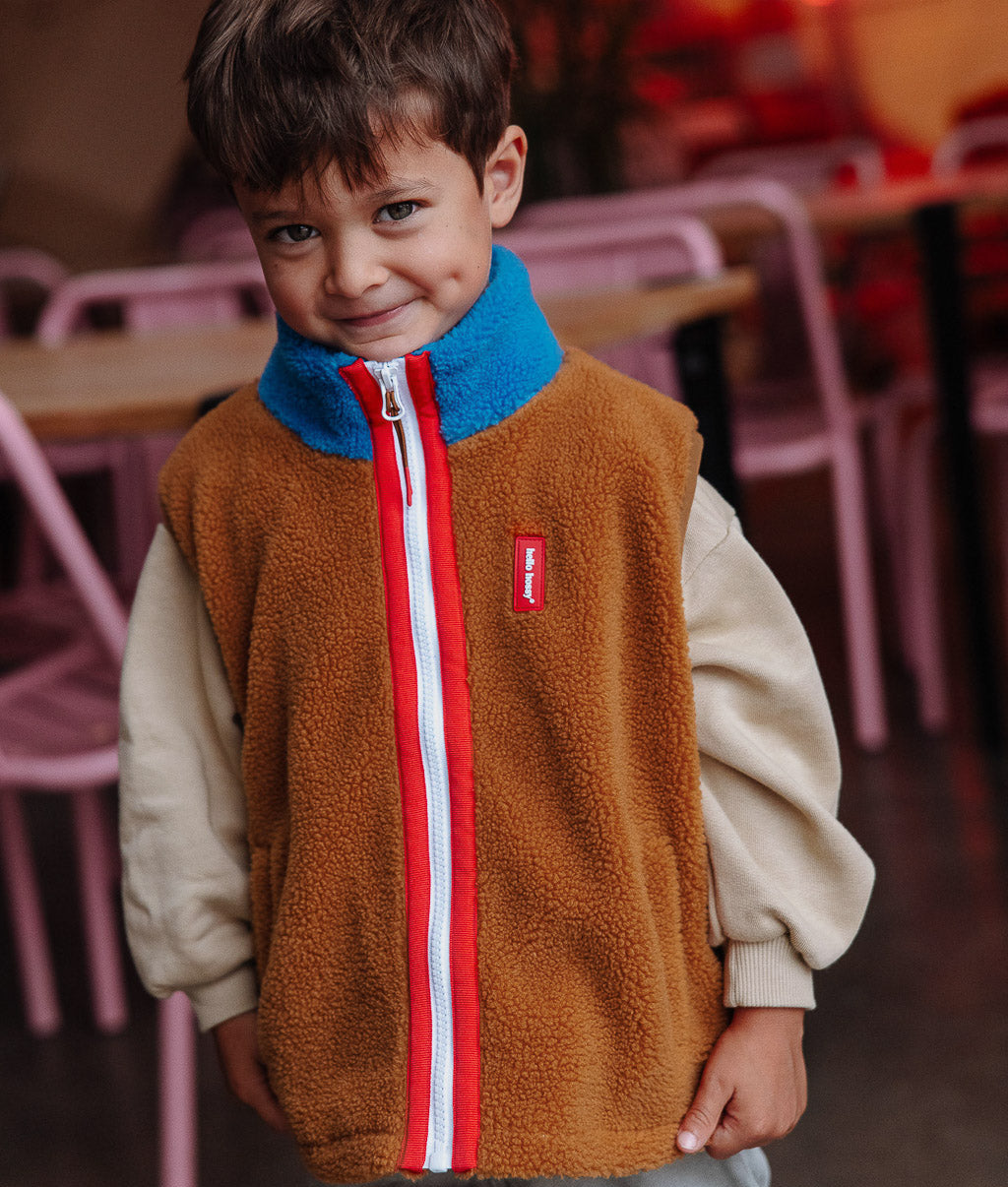 Colete polar infantil Camel e azul com detalhe de fecho vermelho Hello Hossy