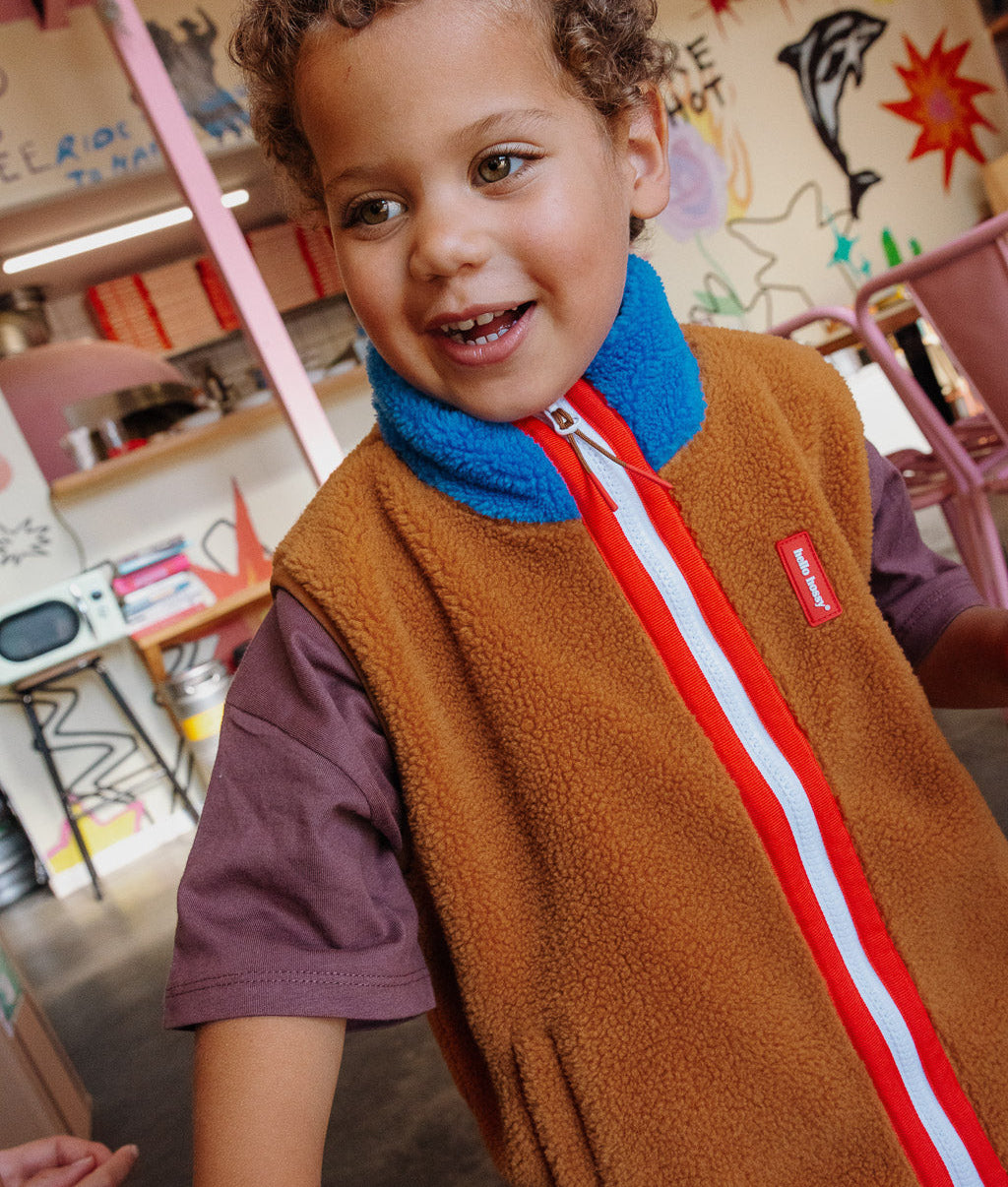 Colete polar infantil Camel e azul, gola subida, fecho vermelho, Hello Hossy