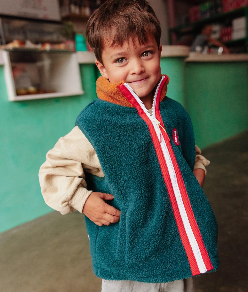 Colete polar infantil azul e castanho, fecho às riscas Hello Hossy