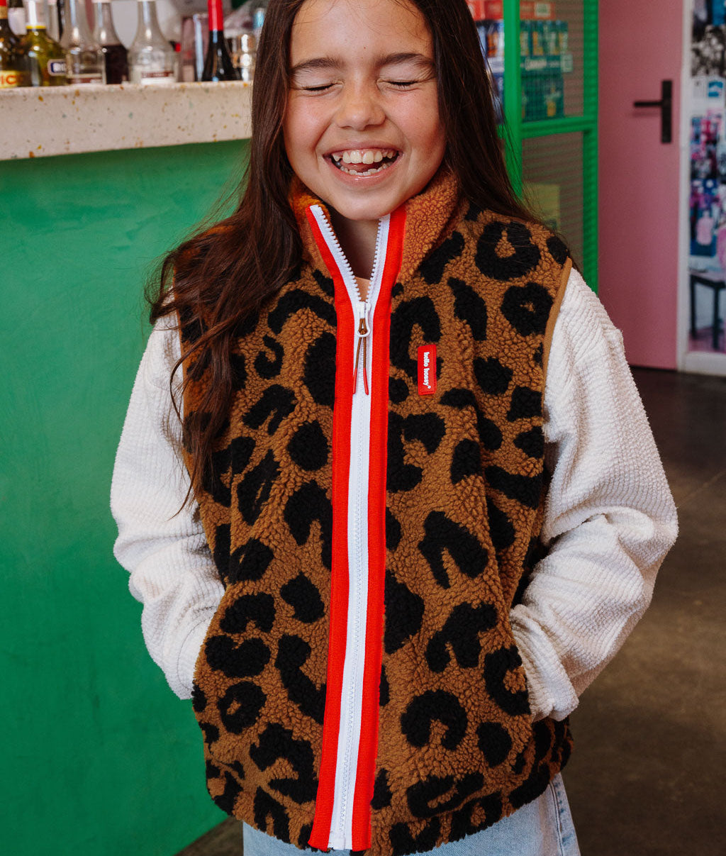 Colete polar infantil castanho com padrão leopard e fecho vermelho Hello Hossy