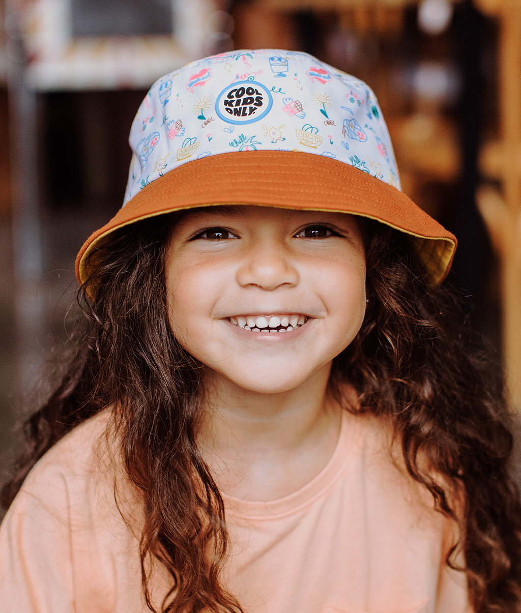 Chapéu bucket infantil branco com estampado de viagem e rebordo laranja Hello Hossy