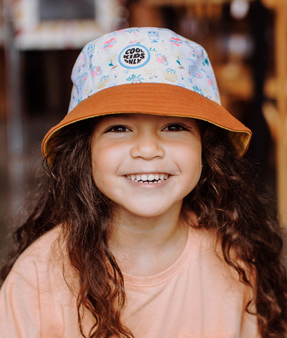 Chapéu bucket infantil branco com estampado de viagem e rebordo laranja Hello Hossy