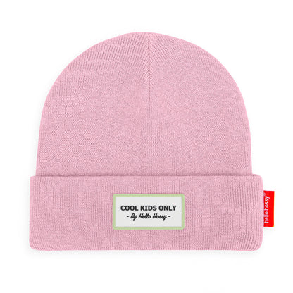Gorro infantil rosa com etiqueta bordada e texto branco Hello Hossy