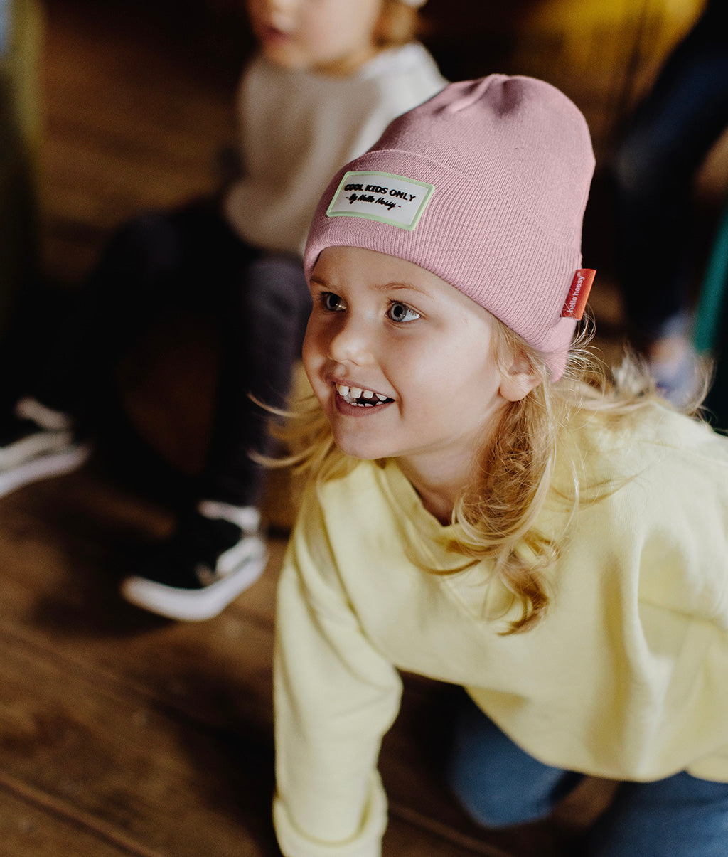 Gorro infantil rosa com etiqueta bordada Hello Hossy