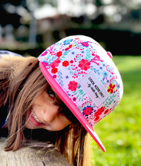 Boné infantil branco com estampado de flores, pala reta e bordado Cool Kids Hello Hossy