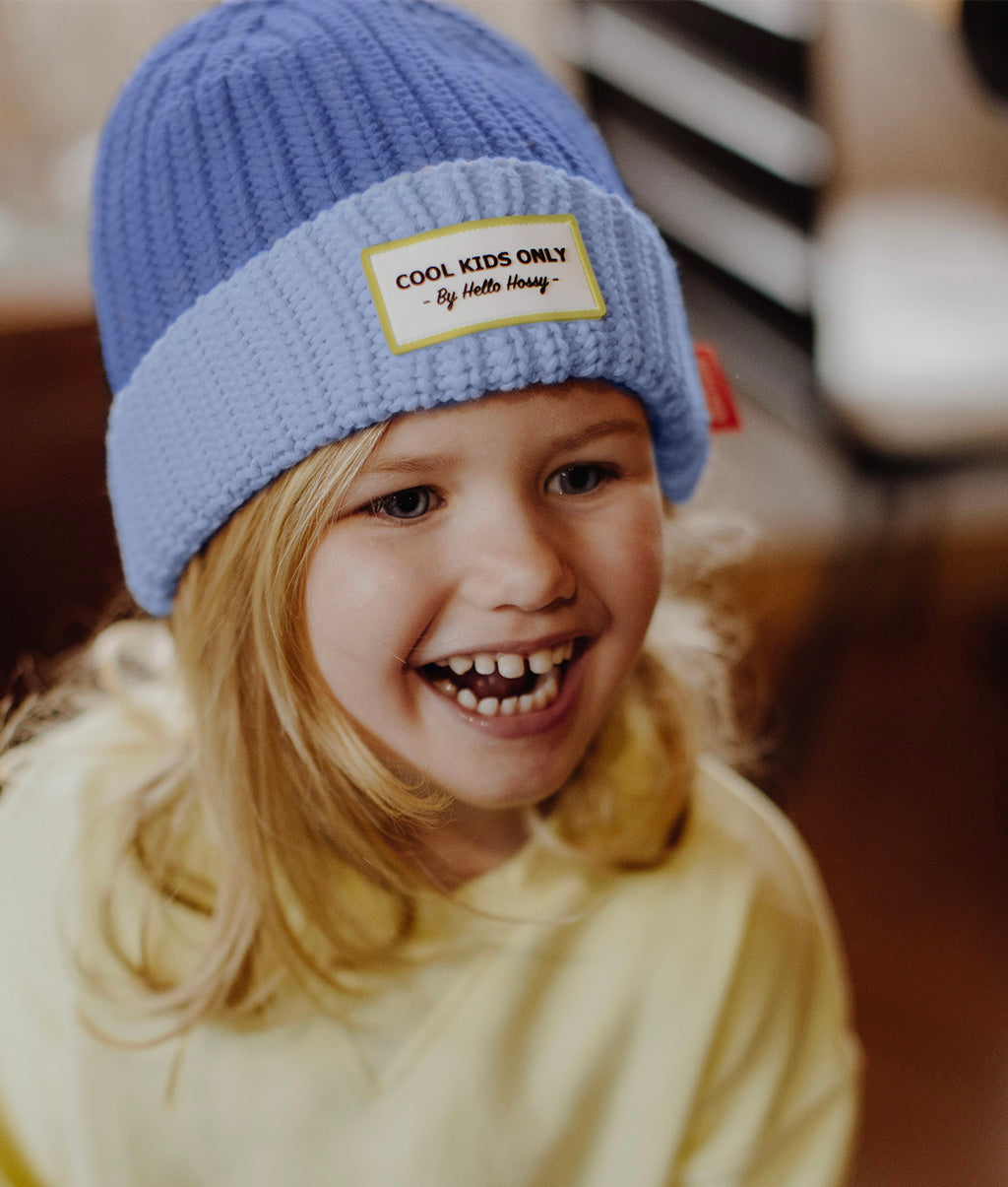Gorro infantil azul de dois tons com bordado de texto Hello Hossy