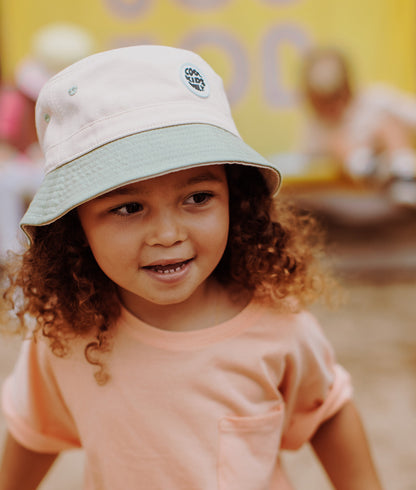 Chapéu bucket infantil bege com rebordos verde-claro e bordado Cool Kids Only Hello Hossy