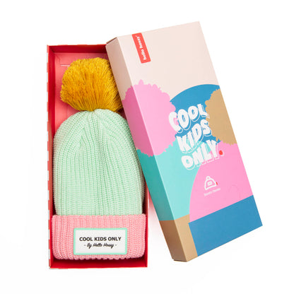 Gorro infantil verde pastel, pompom amarelo, etiqueta bordada, Hello Hossy