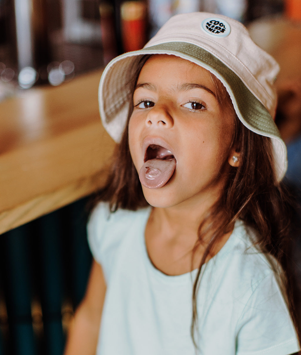 Chapéu bucket infantil bege com rebordo verde e bordado Cool Kids Hello Hossy