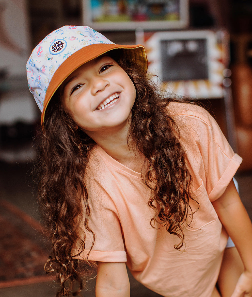 Chapéu bucket infantil branco com padrão viagem, rebordo laranja Hello Hossy