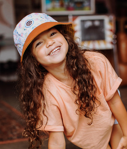Chapéu bucket infantil branco com padrão viagem, rebordo laranja Hello Hossy