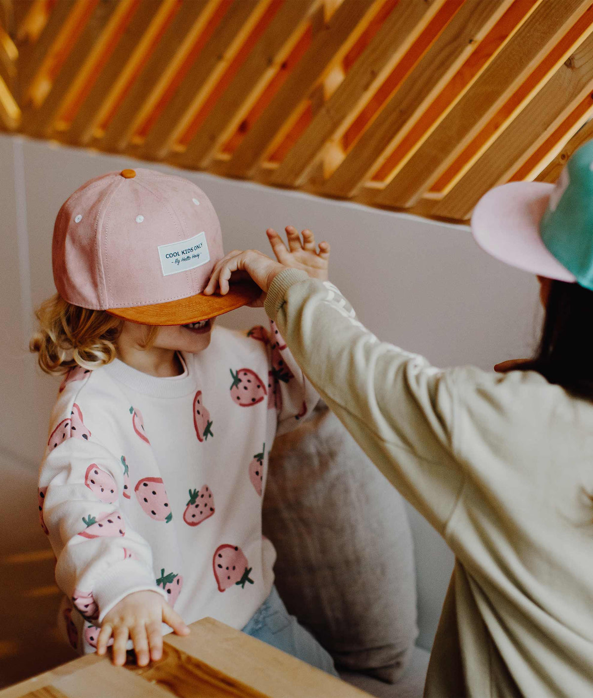 Boné infantil rosa com pala castanha, patch bordado Cool Kids Hello Hossy