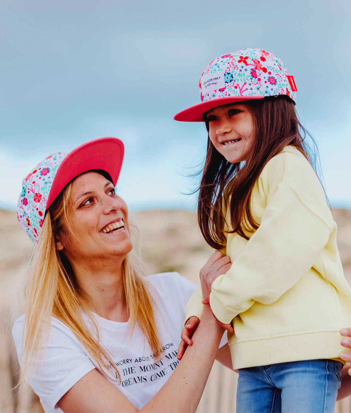 Duo mãe e filho, bonés floridos branco e rosa, pala reta Hello Hossy