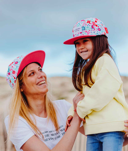 Duo mãe e filho, bonés floridos branco e rosa, pala reta Hello Hossy