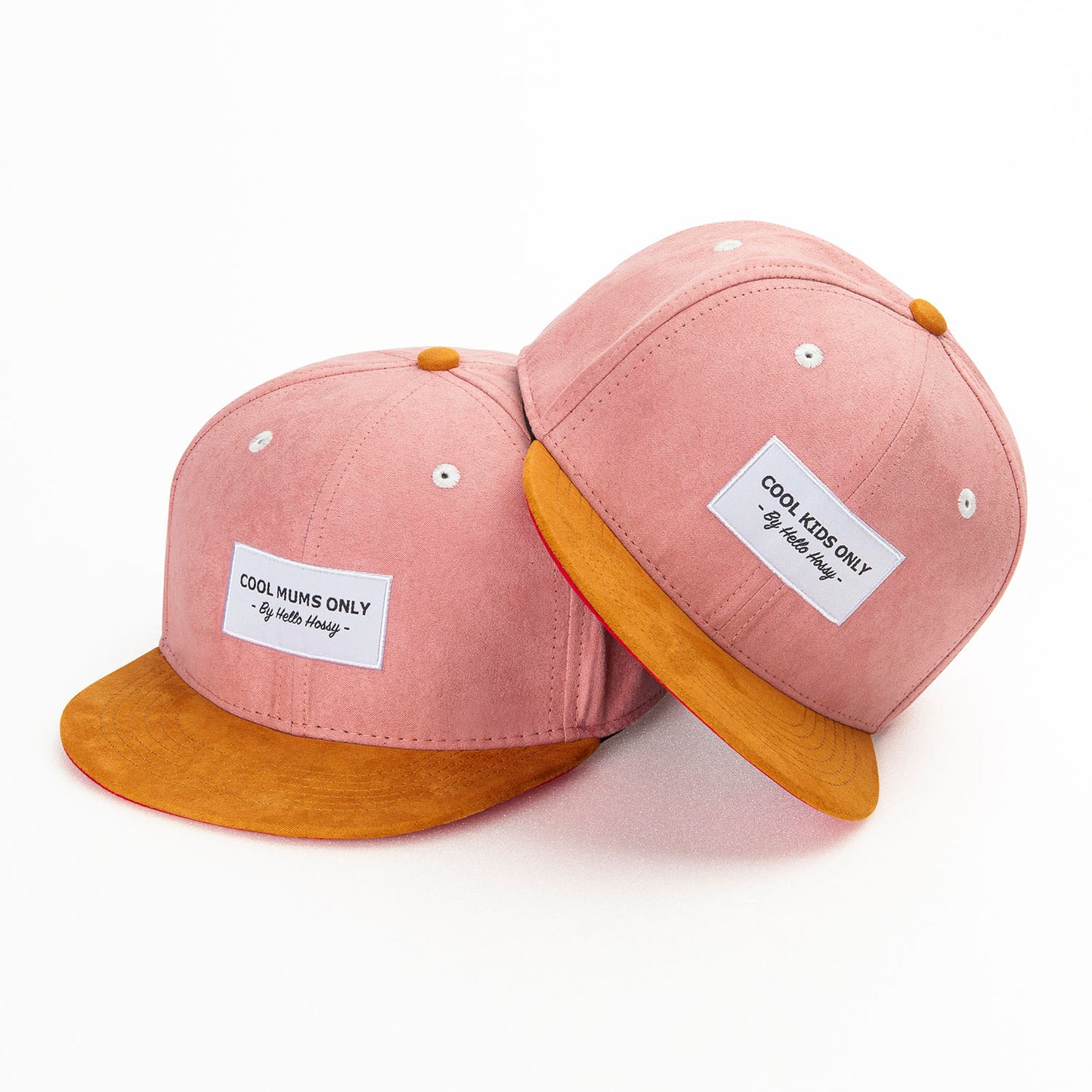 Boné infantil rosa com pala reta em camurça, patch branco Hello Hossy