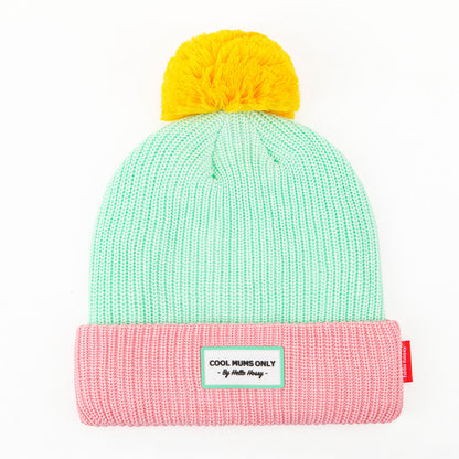 Gorro infantil verde pastel, pompom amarelo, rebordo rosa Hello Hossy