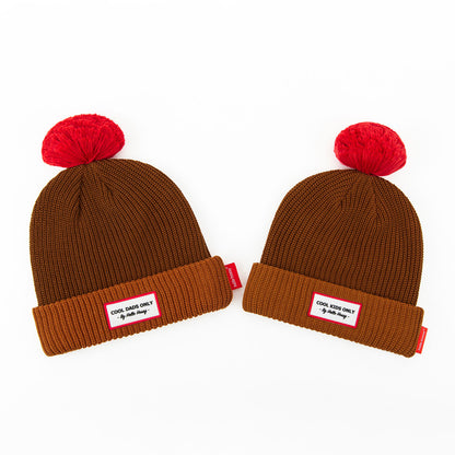 Gorro infantil castanho com pompom vermelho e forro polar Hello Hossy