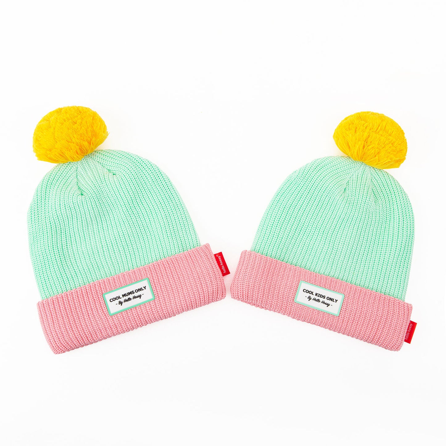 Gorros infantis verdes com rebordo rosa, pompom amarelo e etiqueta bordada Hello Hossy
